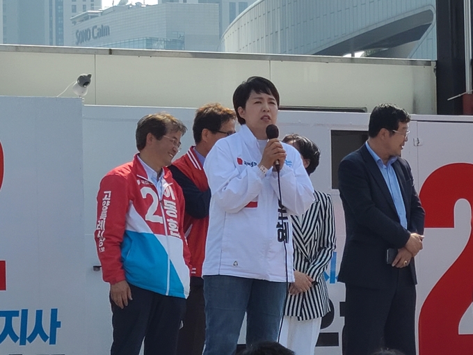김은혜 국민의힘 경기도지사 후보는 28일 일산호수공원을 방문해 선거유세를 이어갔다. (사진=김기웅 수습기자)