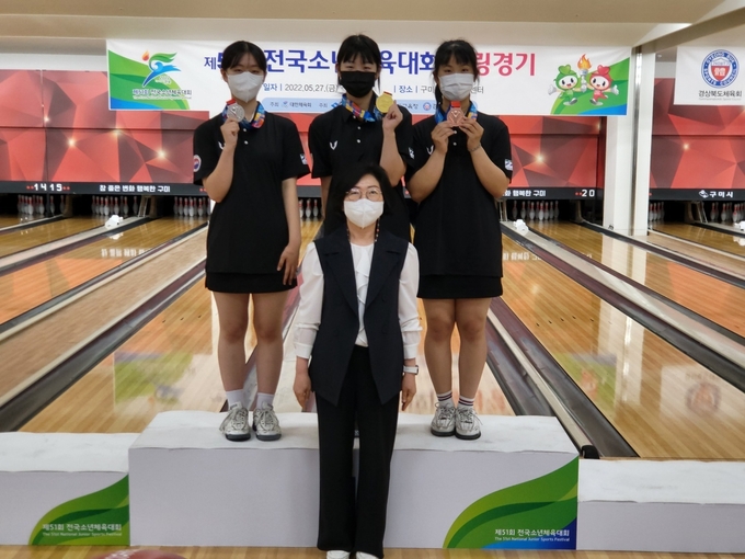 28일 경북 구미시 구미복합스포츠센터 볼링장에서 열린 제51회 전국소년체육대회 볼링 여자 16세 이하부 개인전 결승에서 846점을 획득해 금메달을 목에 건 추진(고양 가람중·뒷줄 가운데)이 기념사진을 찍고 있다. (사진=경기도볼링협회 제공)