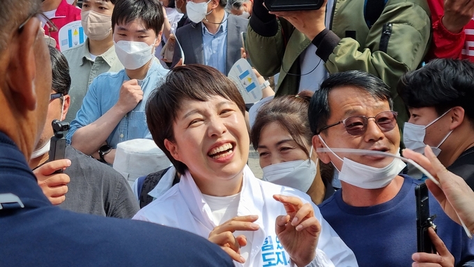 김은혜 국민의힘 경기도지사 후보는 28일 시흥 삼미시장에서 시민들과 인사를 나누고 있다. (사진=허수빈 기자)