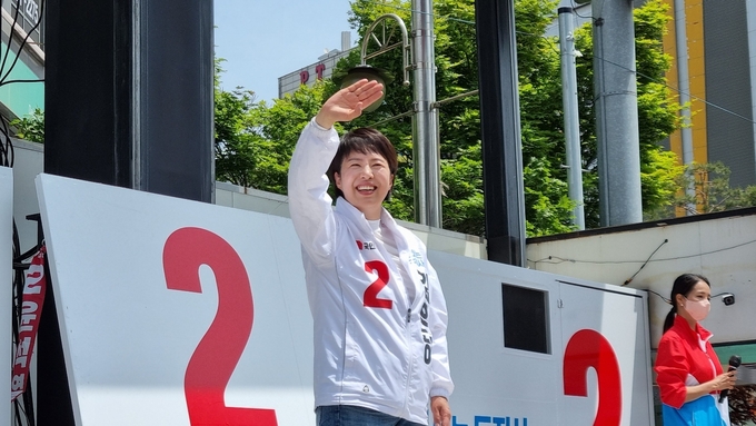 김은혜 국민의힘 경기도지사 후보는 28일 부천 상동역 5번출구 앞 유세차에서 시민들에게 인사하고 있다. (사진=허수빈 기자)