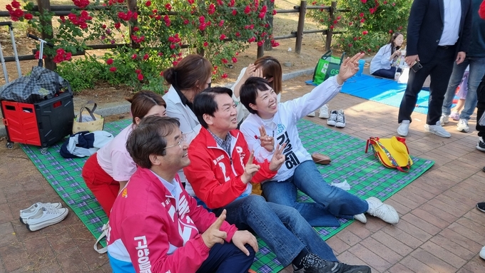 김은혜 국민의힘 경기도지사 후보는 28일 고양 일산 호수공원에서 안철수 분당갑 국회의원 후보와 공원 일대 시민들과 사진을 찍고 있다. (사진=허수빈 기자)