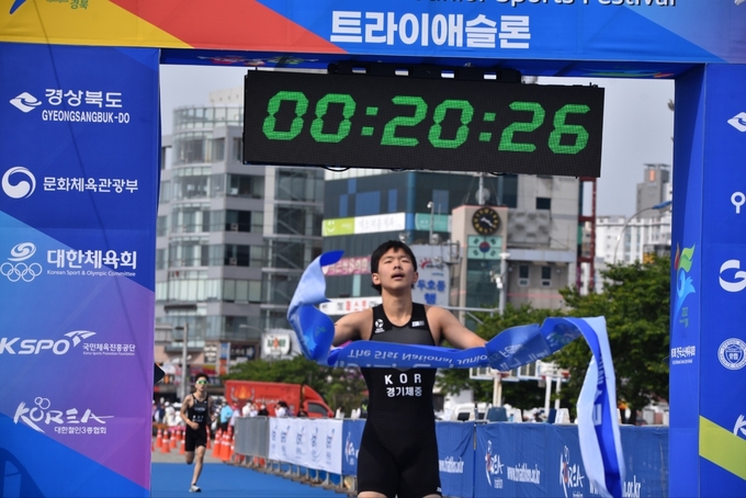 28일 경북 포항 영일대 해수욕장에서 열린 제51회 전국소년체육대회 철인 3종 남자 중등부 개인전 결승에서 20분 26초로 대회 정상을 차지한 장준우(경기체중)가 결승선을 통과하고 있다. (사진=경기체중 제공)