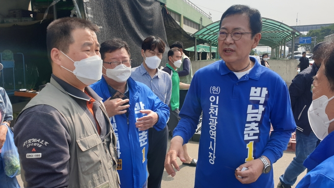28일 오전 인천 부평구 삼산농산물도매시장을 찾은 박남춘 더불어민주당 인천시장 후보가 상인 대표들과 현대화사업 관련한 대화를 나누고 있다. ( 사진 = 최태용 기자 )