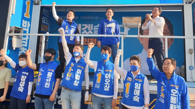 28일 오후 인천 남동구 해오름광장에서 박남춘 더불어민주당 인천시장 후보가 지역 주민들에게 지지를 호소하고 있다.( 사진 = 최태용 기자 )