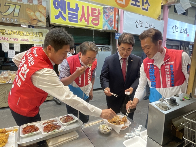 왼쪽부터 김정헌 중구청장 후보, 유정복 인천시장 후보, 배준영 국회의원, 장관훈 인천중구의원 후보. ( 사진 = 조경욱 기자 )