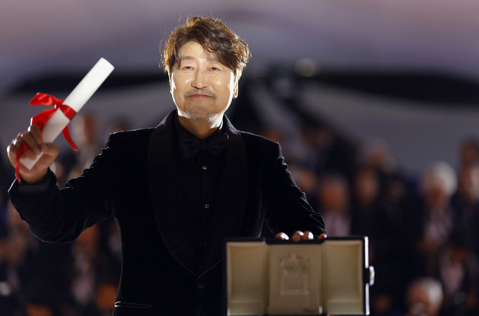 칸영화제 남우주연상 수상한 송강호 (사진=로이터/연합뉴스.)