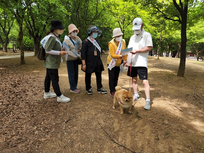 남동구 관계자들이 성숙한 반려동물 문화조성을 위한 캠페인을 벌이고 있다. ( 사진 = 남동구 제공 )