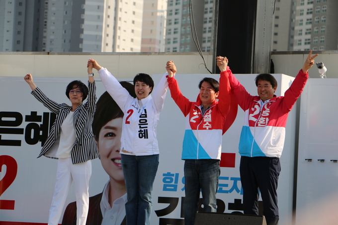 이동환 후보는 28일 고양시 일산호수공원에서 진행한 총력유세에서 안철수 성남분당갑 국회의원 후보 및 김은혜 경기지사 후보, 나경원 전 국회의원 등과 고양시민들을 향해 지지를 호소했다.(사진=이동환 후보 사무실 제공)