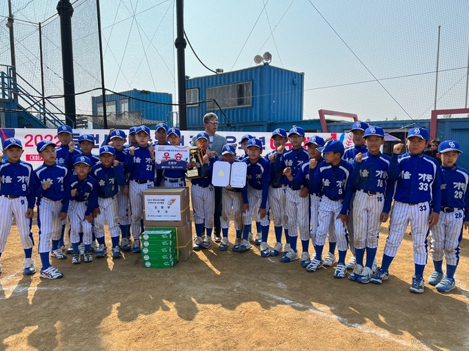 지난 22일 오후 탑동야구장에서 열린 초등부 결승에서는 서울 가동초와 의왕 부곡초가 맞붙어 가동초가 13-12, 1점차 초접전 끝에 우승의 영광을 안았다. (사진=수원시야구소프트볼협회 제공)