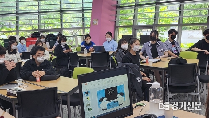 27일 고양국제고등학교 도서관 글숲마루 '저자와의 만남' 프로그램에서 작가의 말을 경청하고 있는 학생들의 모습이다. (사진=김한별 기자)