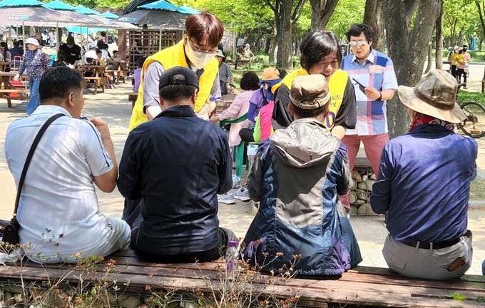 지난 28일 오후 인천대공원에서 이정미 정의당 인천시장 후보가 시민들과 만나 이야기를 나누고 있다. ( 사진 = 박지현 수습기자 )