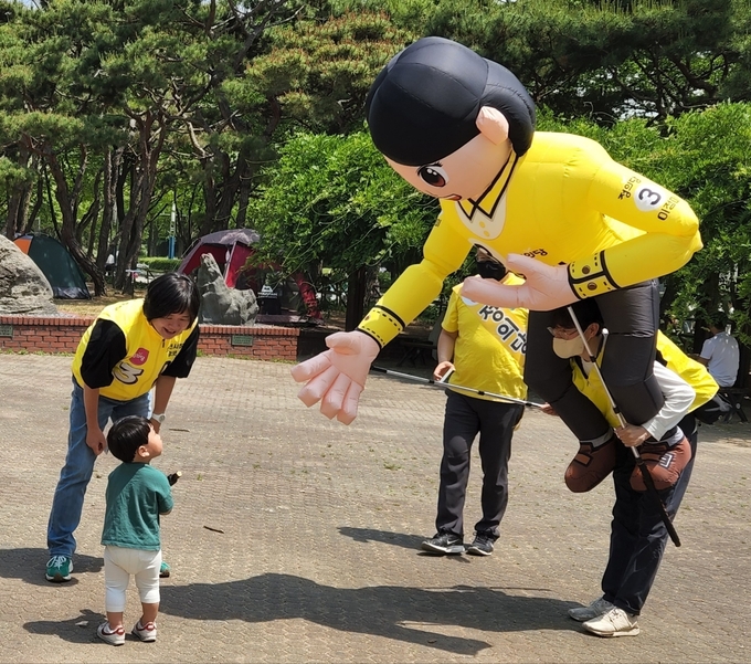 지난 28일 오후 인천대공원에서 이정미 정의당 인천시장 후보가 아이에게 인사를 건네고 있다. ( 사진 = 박지현 수습기자 )
