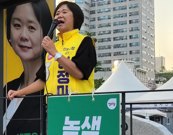 지난 28일 인천 부평역에서 이정미 정의당 인천시장 후보가 지역 주민들에게 지지를 호소하고 있다. ( 사진 = 박지현 수습기자 )