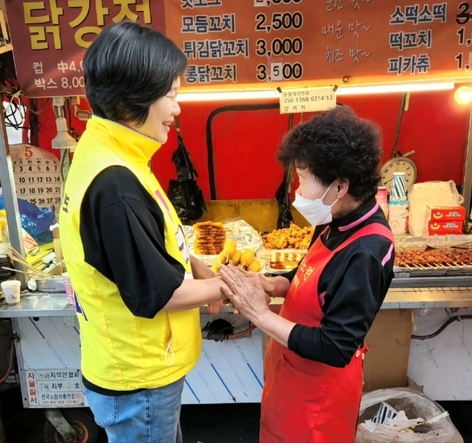 지난 28일 오후 인천 부평구 문화의 거리에서 이정미 정의당 인천시장 후보가 상인과 이야기를 나누고 있다. ( 사진 = 박지현 수습기자 )