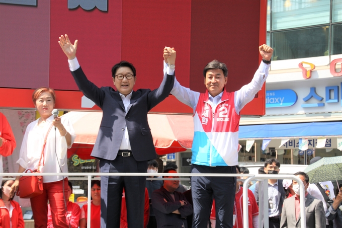 권성동 국민의힘 원내대표는 시민의 애환과 아품을 제대로 이해하고 해결할수 있는 방세환 광주시장후보에게 투표해 달라며 지지를 호소하고 있다.(사진=방세환 후보 캠프 제공)