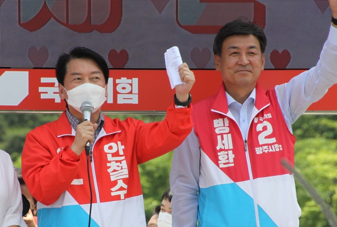 안철수 국민의힘 분당구 ‘갑’ 국회의원 후보와 방세환 광주시장 후보가 8호선 연장(판교-신현-오포) 추진 등 광주시 교통해결을 위한 정책협약식을 갖고 지지를 호소하고 있다.(사진=방세환 후보 캠프 제공)