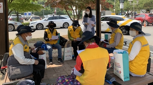 광주시 초월읍 노인 일자리 담당자가 일자리 참여자 어르신들을 대상으로 사업‘현장 안전교육을’ 실시하고 있다.(사진=광주시 제공)