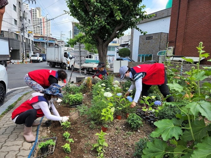 광주시 역동마을주민협의체 회원들이 마을환경 개선을 위한 화단을 조성하고 있다.(사진=광주시 제공)
