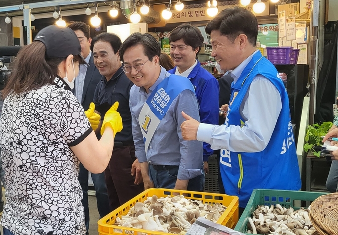 김동연 후보는 이날 오전 9시부터 평택을 시작으로 안성, 오산, 화성, 용인, 수원에서 주말 집중 유세에 나섰다. 그는 평택시 통복시장 앞에서 진행한 유세에서 “정장선 평택시장 후보와 함께 GTX-A,C 노선 확장과 일자리 넘치는 100만 평택 특례시를 만들어 가겠다”고 약속했다. (사진=김혜진 기자)