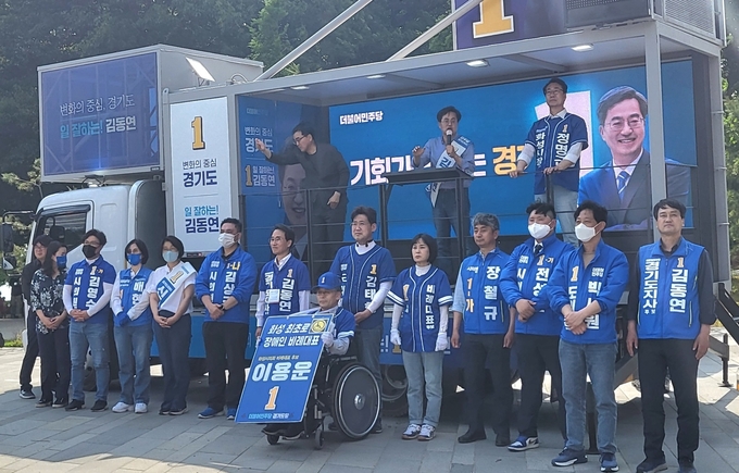 화성 동탄 호수공원 인근에서 진행된 유세에는 수백 명의 인파가 몰렸다. 김 후보가 유세차까지 지나면서 시민들에게 인사하자 그를 알아본 일부 시민들은 먼저 다가와 사진 촬영을 요청했다. 이들은 “사진과 실물이 똑같다”며 “꼭 성공하시라”고 당부했다. (사진=김혜진 기자)