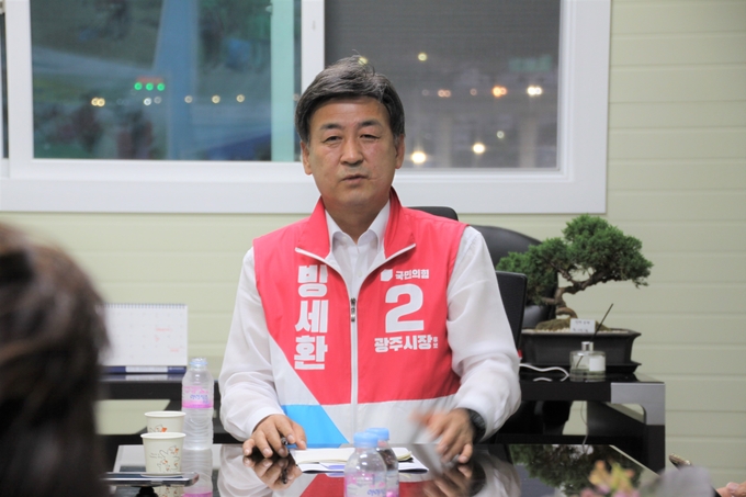 광주시를 명품의 교육도시를 만들겠다 며 인터뷰하고 있는 방세환 국민의힘 광주시장후보.(사진=김지백 기자)
