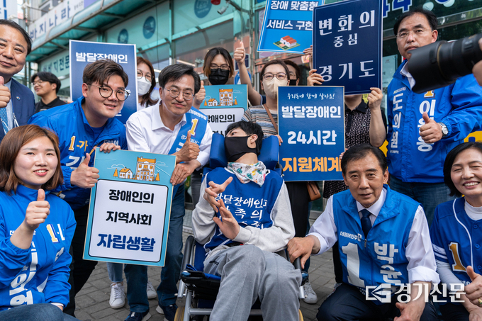 포천 송우공설시장에서 더불어민주당 김동연 경기도지사 후보와 박윤국 포천시장 후보 및 후보자들이 시민들과 기념촬영하고 있다. (사진=박윤국 후보 캠프 제공)