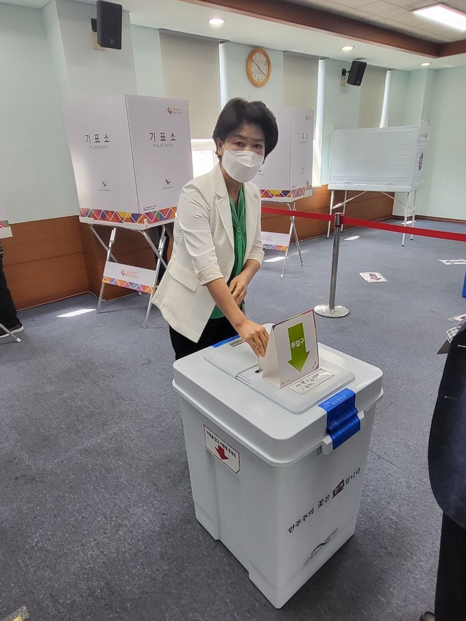 장지화 후보가 사전투표소를 찾아 투표하고 있다. (사진=장지화 후보 캠프 제공)