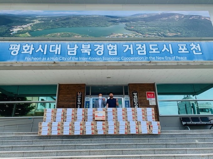 ㈜참마루건설(대표 박준홍)에서 영북면에 라면을 기탁했다. (사진=포천시 제공)