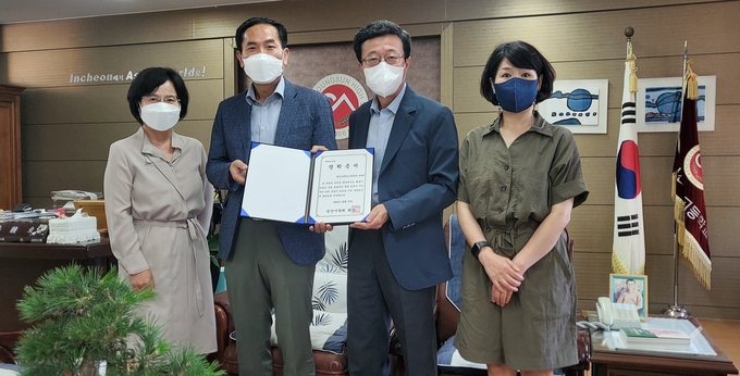 지역 중고생들에게 장학금을 전달한 삼산사랑회 회원들. ( 사진 = 부평구 제공 )