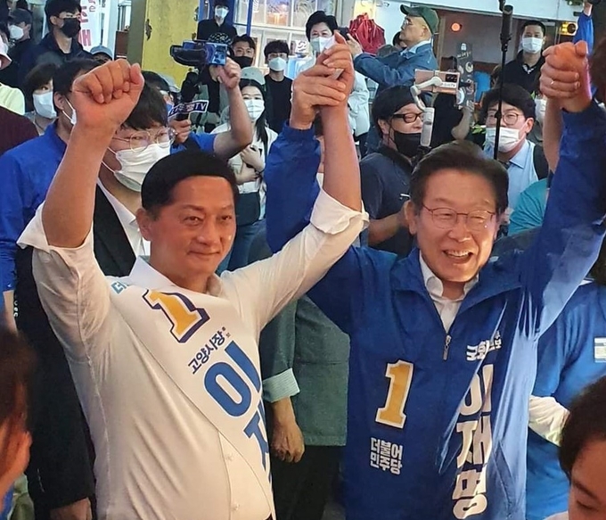 인천 계양을 보궐선거에 출마한 이재명 후보는 29일, 고양시 일산동구 라페스타 상가방문에서 이재준 후보와 함께 거리유세를 하며 지지를 당부했다.(사진=이재준 후보 캠프 제공)