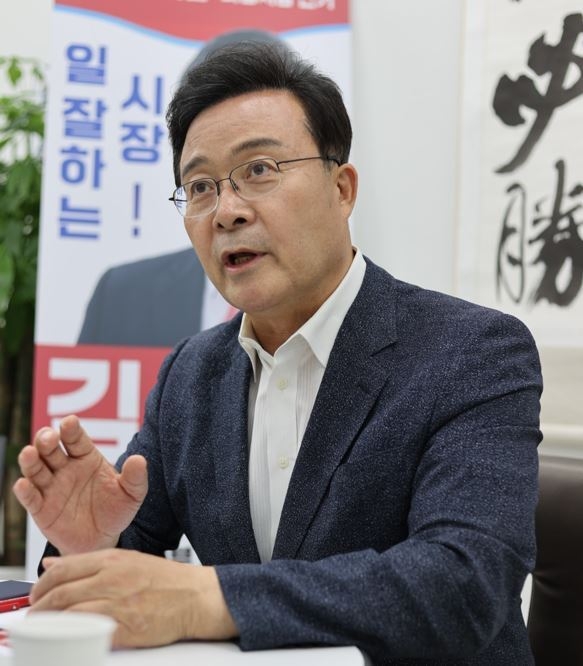 김성제 국민의힘 의왕시장 후보는 30일 “김상돈 후보 지지자들이 자행하고 있는 네거티브를 중단하라”며 “사실과 다른 허위 사실을 유포하여 공직선거법을 위반한 사안에 대해서는 강력한 법적 조치하겠다”고 말하고 있다.(사진=김성제 국민의힘 의왕시장 후보 캠프 제공)