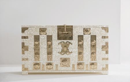 류지안, 설중매 (雪中梅, Heritage_White 08), 나무, 자개, 백동, 110 x 38 x 69cm. (사진=국립민속박물관 제공)
