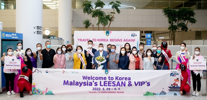 인천공항 제2터미널에서 말레이시아 단체관광객 입국 환영행사가 열렸다. ( 사진 = 인천공항공사 제공 )