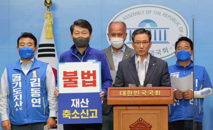 이날 국회에서 긴급 기자회견을 진행한 정성호, 박정, 백혜련, 김민철, 홍정민, 이탄희, 민병덕, 임오경 등 8명의 국회의원들은 “선관위의 결정으로 김은혜 후보는 공직선거법 위반 혐의로 수사를 받는 처지가 될 것이 분명해졌다”고 밝혔다. (사진=연합뉴스 제공)
