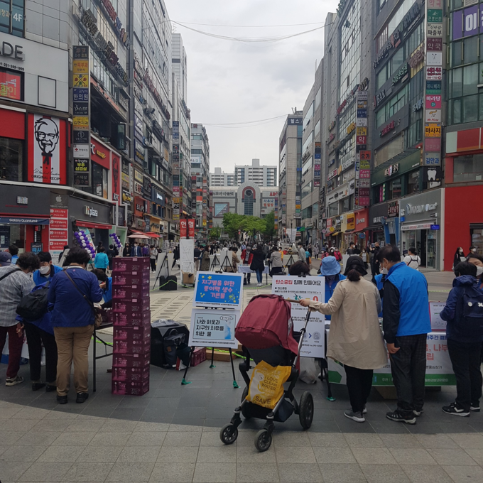 지난해 산본중심상가 원형광장에서 열린 군포시 탄소중립 실천 캠페인모습.(사진=군포시 제공)