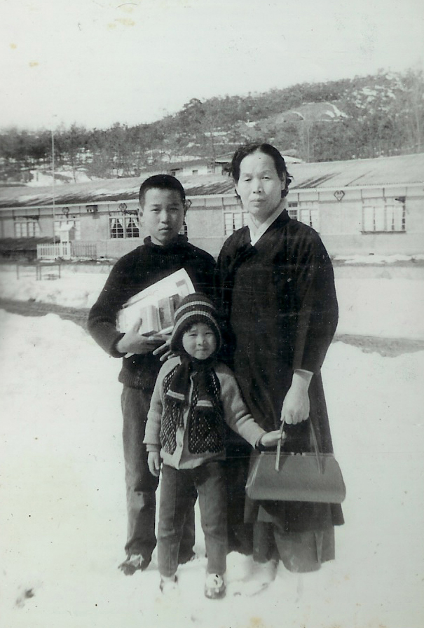 양영중학교 재학 시절 어머니, 동생과 함께 찍은 사진. (사진=후보 선대위 제공)