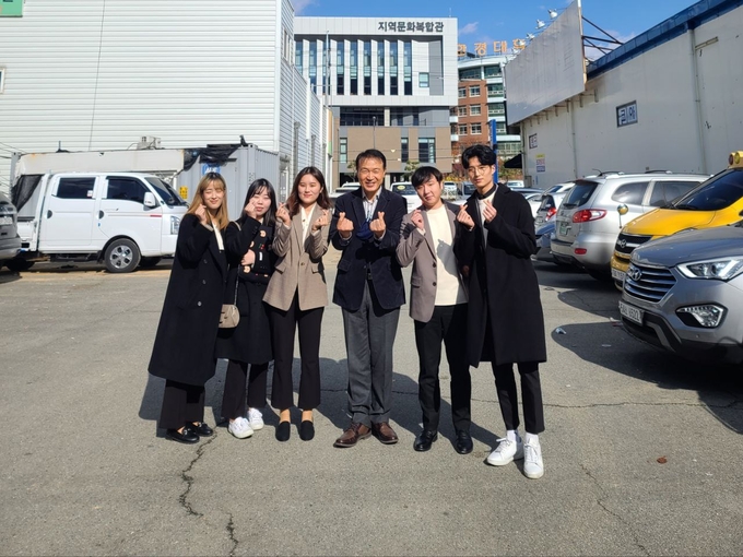 한경대학교 총장 재직 시절 학생들과 함께 찍은 사진. (사진=후보 선대위 제공)