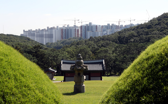 경기도 김포시 풍무동 장릉에 있는 무덤 사이로 인천 서구 검단신도시 신축 아파트 건설 현장이 보이는 모습. 사적 202호이자 유네스코 세계문화유산으로 등재된 김포 장릉은 조선 선조의 5번째 아들이자 인조의 아버지인 원종(1580~1619)과 부인 인헌왕후(1578~1626)의 무덤이다. (사진=연합뉴스 제공)