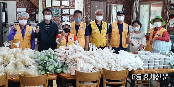 포천시 화현면적십자봉사회(회장 정선아) 회원들이 만들어진 반찬 앞에서 '엄지 척!'을 하고 있다. (사진=포천시 제공)