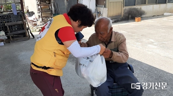포천시 화현면적십자봉사회(회장 정선아) 회원이 어르신께 직접 반찬을 전달하고 있다. (사진=포천시 제공)