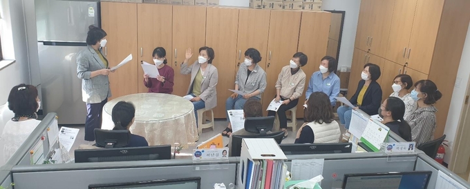 방문건강관리 전담인력을 대상으로 교육이 진행되고 있다. (사진=성남시 제공)