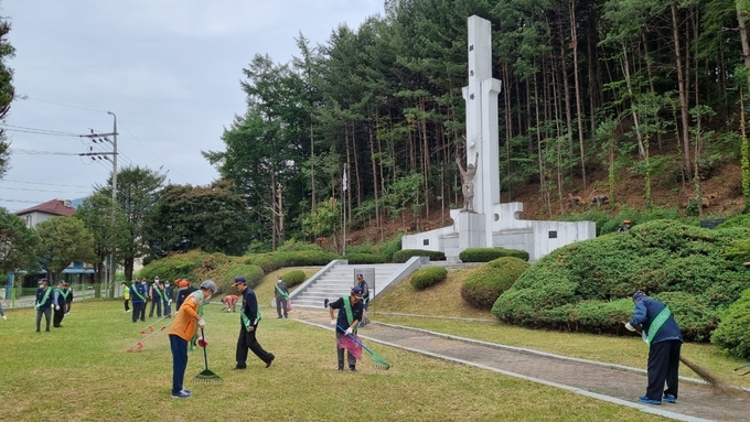 월남참전자회 가평군지회 회원들은 지난 30일 회원 현충일을 앞두고 현충탑 환경정비를 하고 있다. (사진=가평군 제공)