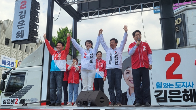 권성동 원내대표가 31일 오전 야탑역 집중유세에 참여해 국민의힘 후보에 힘을 실어줄 것으로 당부하며 지지를 호소하고 있다. (사진=신상진 후보 캠프 제공)