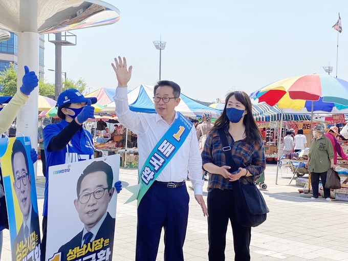 배국환 후보가 모란민속5일장 입구에서 유세를 벌이고 있다. (사진=배국환 후보 캠프 제공)