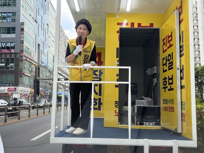 장지화 후보가 위례지역 주민을 대상으로 지지를 호소하고 있다. (사진=장지화 후보 캠프 제공)