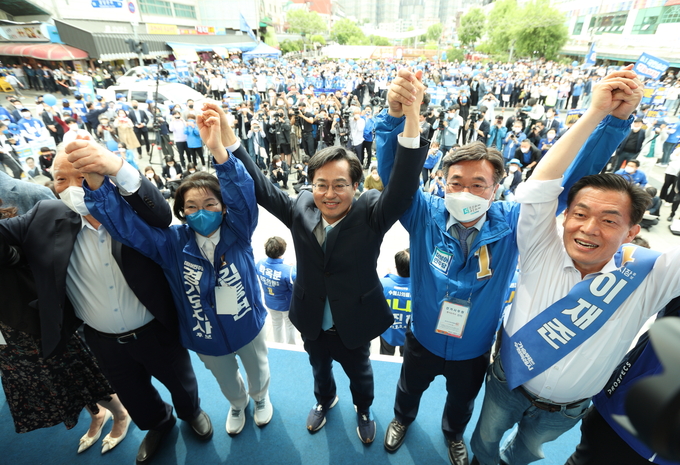 김동연 당선인은 공식 선거운동 기간 동안 배우자 정우영 씨와 함께 유세 현장 곳곳을 다녔다. (사진=김동연 동행캠프 제공)