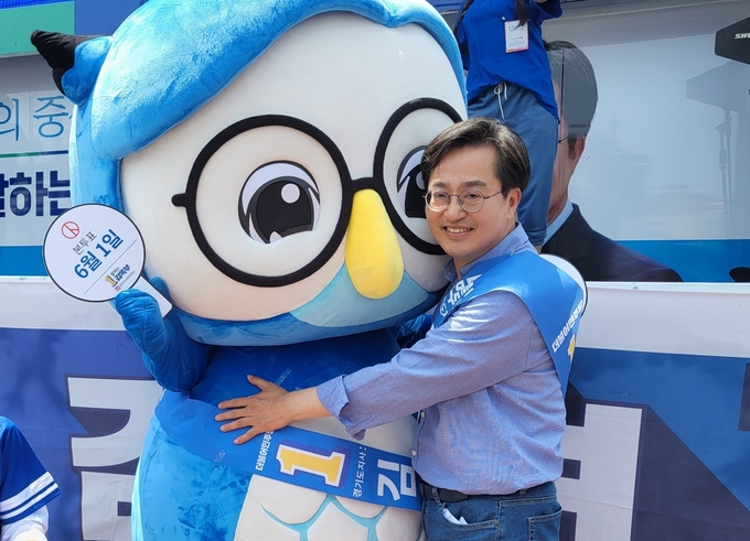 김동연 당선자가 자신의 캐릭터인 ‘김똑부’와 함께 선거운동을 진행했다. (사진=김동연 동행캠프 제공)