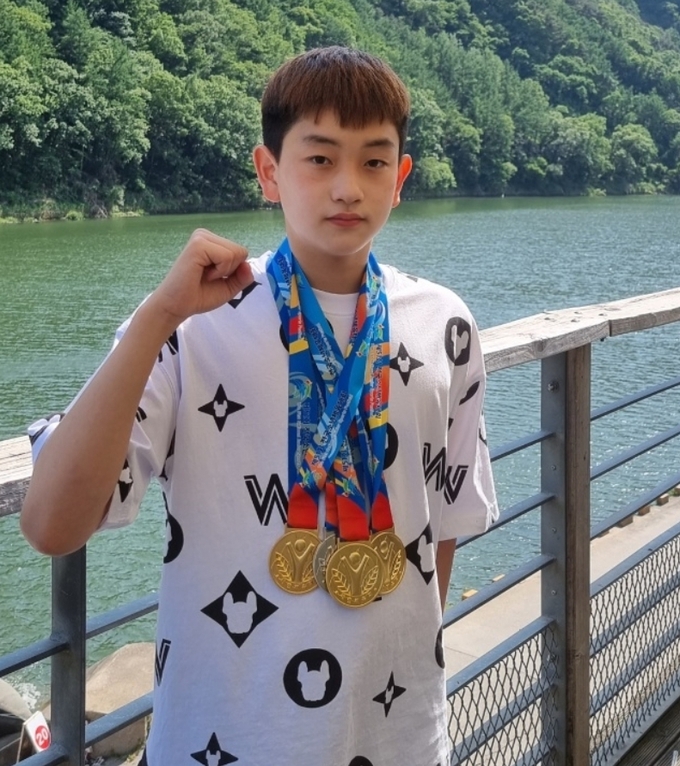31일 경북 김천시 김천실내수영장에서 열린 제51회 전국소년체육대회 수영 남자 13세 이하부 자유형 50m에서 금메달을 차지한 이지후가 경기 직후 포즈를 취하고 있다. (사진=이지후 제공)