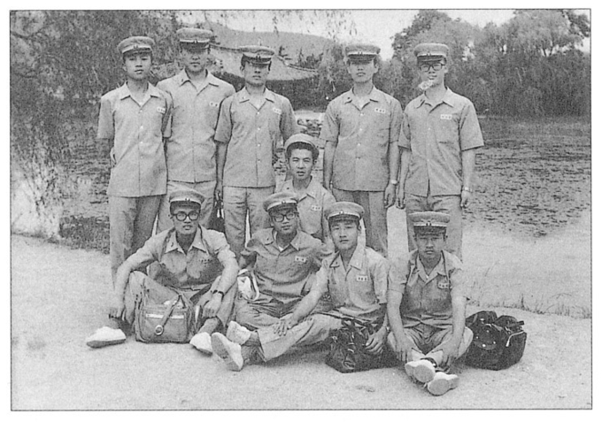 고등학교 시절. 앉은 사람 오른쪽 두 번째. ( 사진 = 유정복 캠프 제공 )