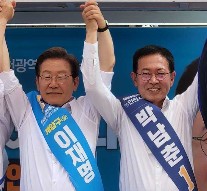 31일 오후 인천 남동구 구월동 모래내시장에서 박남춘 인천시장 후보와 이재명 계양을 국회의원 후보가 공동 기자회견을 열었다. ( 사진 = 박지현 수습기자 )